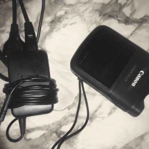  - Den populära kameran som inte säljs längre i butik! Bästa kameran jag ägt! (Har ingen användning av den just nu) Kameran är använd några gånger och är som ny!!Canon LEGRIA mini X Svart nypris: 5000kr Högsta budet vinner #canon #kamera