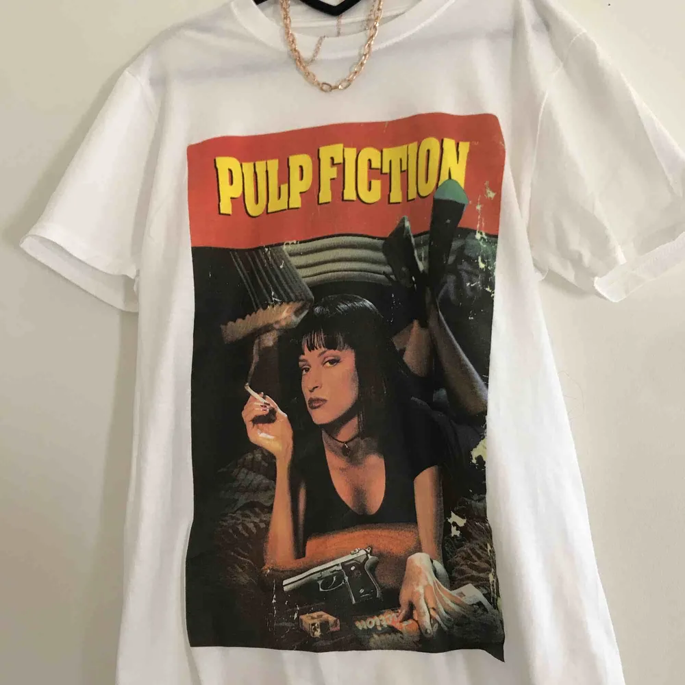Superfin Pulp fiction tröja från Pretty little thing. Helt ny och aldrig använd. Storlek M/S. T-shirts.