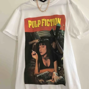  - Superfin Pulp fiction tröja från Pretty little thing. Helt ny och aldrig använd. Storlek M/S