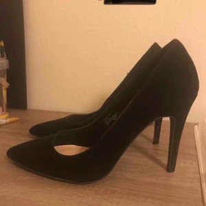 Klackskor - Mycket fina och bekväma klackar från ATMOSPHERE i strl 39... klacken är 10cm hög