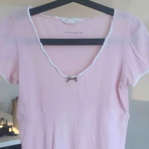  - Söt ljusrosa Odd Molly topp i bra skick Kom med bud och kolla gärna mina andra annonser, kan samfrakta i den mån det går Går ej att swisha, men går bra med kontanter eller banköverföring