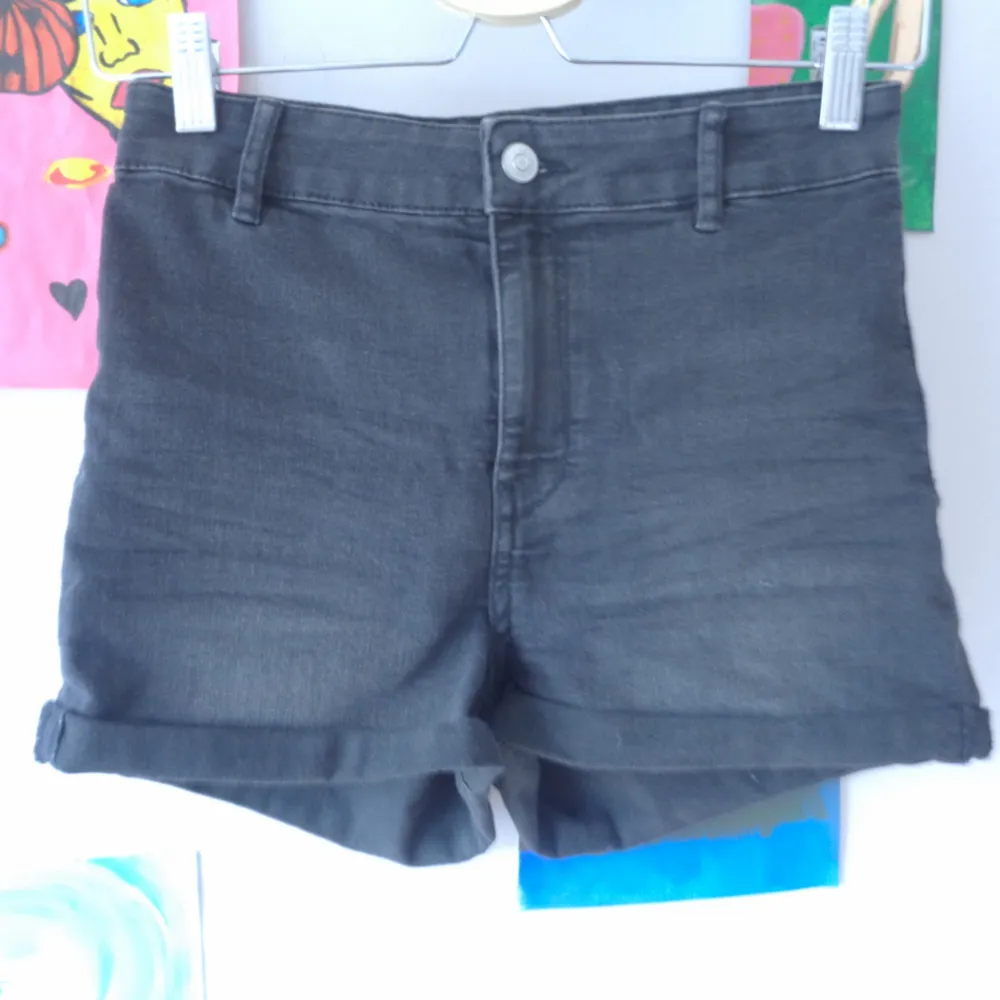 Basic jeans shorts ifrån HM ,ett par för 50 eller båda för 80,frakt tillkommer :). Shorts.