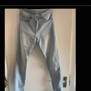  - Ljus blåa jeans.