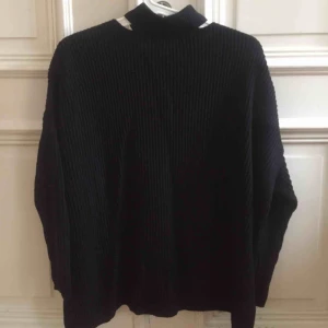  - Tröjan har cut-outs vid sidorna av halsen