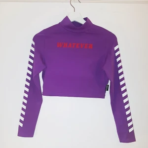  -  Superfin croptop från märket Minga London som säljer grunge och vintage-inspirerade kläder. Helt ny med lapparna kvar. 