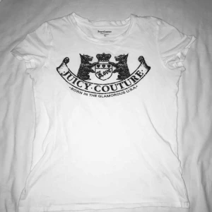  - Vit t-shirt från Juicy Couture med snyggt tryck på. Knapps använd och passar både XS och S. Har du några frågor eller vill ha fler bilder är det bara att skriva till mig 😊 Frakt betalar köparen. 