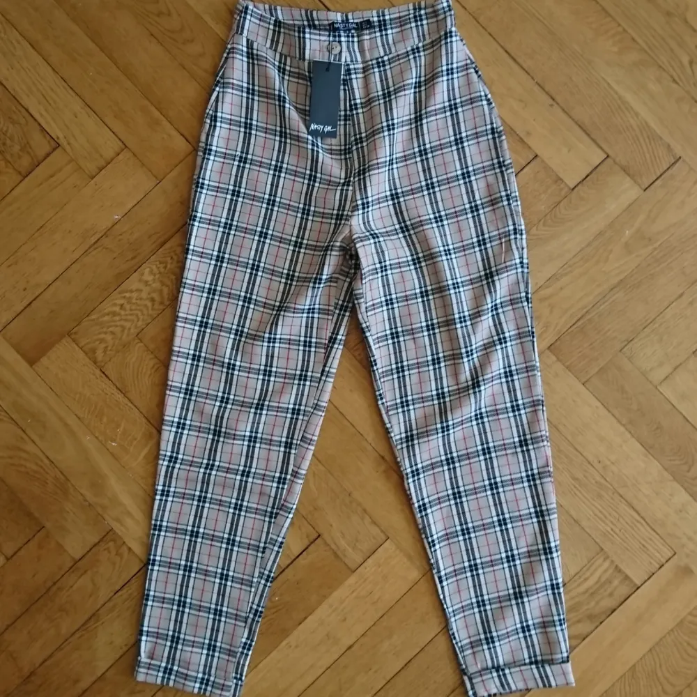 Helt nya byxor från Nastygal med lapp, storlek 36. Hur snygga som helst, perfekta nu till våren/sommaren! Köparen betalar frakten eller möts i Stockholm✨ . Jeans & Byxor.