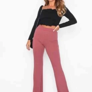  - Snygga vida byxor höga i midjan, i mörkbrunt, perfekt i sommar till vardag o fest, från nly trend, aldrig använda