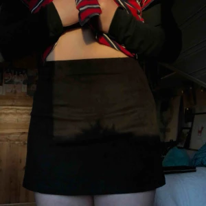  - Supergullig kjol från Brandy Melville! Mocka-imitation och med en dragkedja på sidan. Använd väldigt sparsamt. Köparen står för frakt🌹 