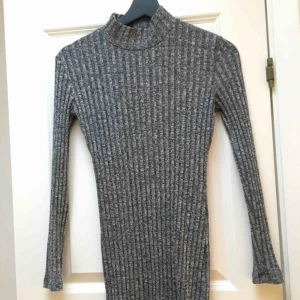  - En kabelstickad klänning med polokrage från Chiquelle. Endast använd två gånger. Storlek S. Ser väldigt liten ut men tänjer ut sig på kroppen. Slimfit. 