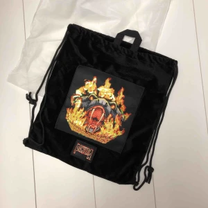  - Skitsnygg gymsack i sammet. Helt OANVÄND. Dustbag medföljer