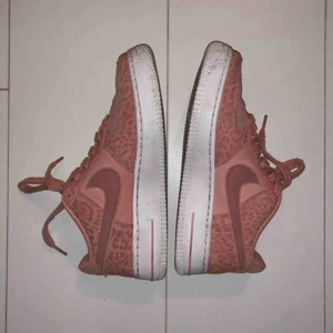  - Så snygga unika air force 1 som säljes pga kommer aldrig till användning. Smutsiga sulor men annars som nya. Rosa med leomänster