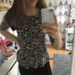  - Fin topp ifrån Bik bok i storlek M, jag har vanligtvis storlek XS/S så skulle säga att den är liten i storleken! Kan förhandla i priser🎀