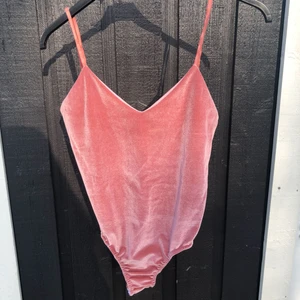  - Rosa body i sammetstyg. Oanvänd, storlek 38.