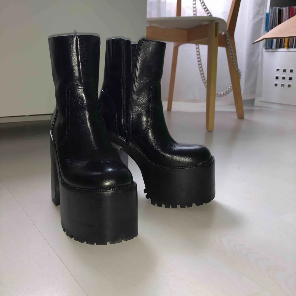 🖤Jeffrey Campbell plattformsboots, använda två gånger och köpta i våras. 🖤 Frakten är inräknad på dessa!. Skor.