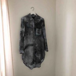  - Lång skjorta i polyester. Köparen står för frakten. Kan alternativt mötas upp vid tunnelbanestationen Stadion. 