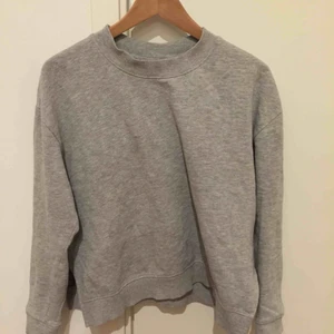  - Grå Sweatshirt i strl s, fint skick!