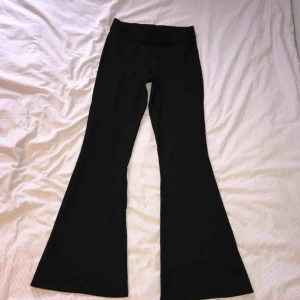  - Bootcut byxor i stretchiga material. Har nästan aldrig använt dem eftersom att dom är för korta för mig. Det är den korta modellen från Gina