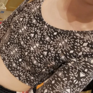  - Fin långärmad crop top från H&M. Är själv strl S men passar bra ändå. Använd men fortsatt ok skick! Frakt 36kr. Samfraktar självklart! 🙌🏻 Skriv om du har frågor 🌺🌺