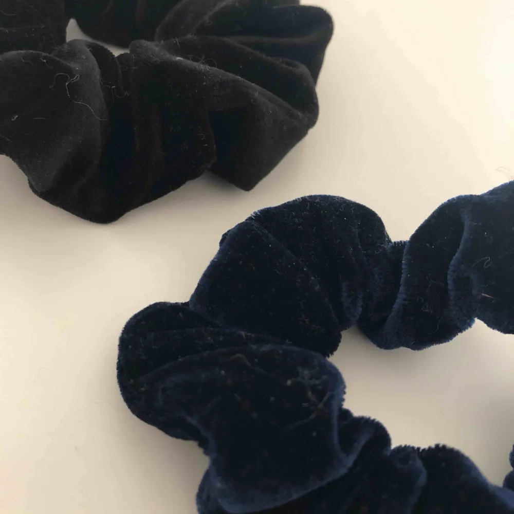 Två stycken scrunchies i sammetstyg • Knappt använda • En svart och en mörkblå • Säljer båda för 35kr totalt eller 20kr/styck • Köparen står för frakten!. Accessoarer.