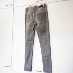  - Gråa jeans från Whyred