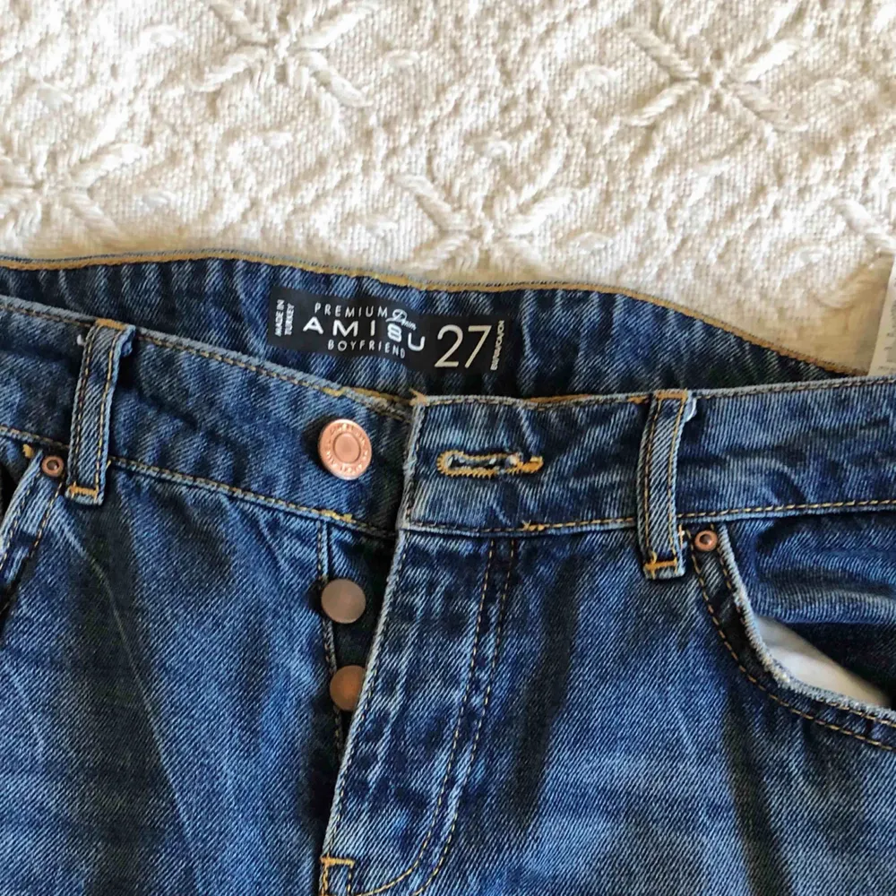 Säljer mina boyfriend jeans nästintill aldrig använda. Köpare står för frakt . Jeans & Byxor.