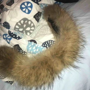  - Äkta pälskrage fri från röklukt. Ett år gammal. Fräsch. Pris kan disskuteras vid snabb affär. Möts i stockholm. Finns även knappar så man kan sätta på pälse där man vill ha den. 