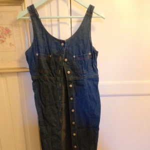  - Lång jeans klänning köpt från humana secondhand, använd en gång men tyvärr för stor och jag saknar talang för att sy in den :(