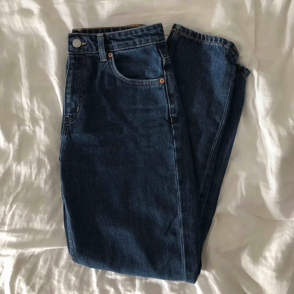 Mom jeans i modellen Seattle från Weekday. Färgen är Win! Skriv gärna vid övriga frågor 💓. Jeans & Byxor.