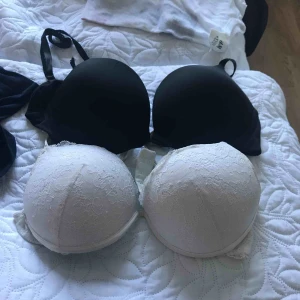  - Bombshell bh från h&m. Svart i 70c och vit i 75b 