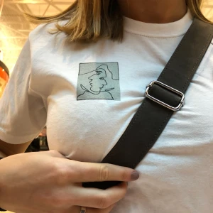  - Hej! Vi är ett Uf företag som säljer två olika tröjor som symboliserar psykisk ohälsa på olika sätt. Därav skänker vi 20kr per tröja till organisationen Mind. Vid intresse : semi.uf på Instagram 💙