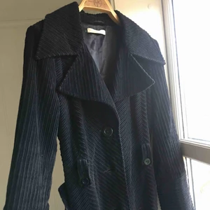  - Svart corduroy Manchester kappa med breda linjer. Strl 38 bra skick men bälte fattas. Har mer bilder.