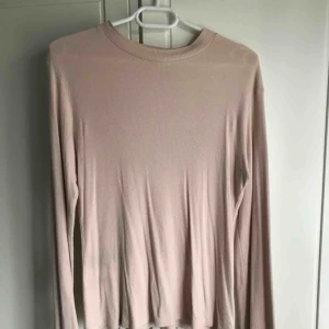  - Ribbad långärmad tröja från Nelly. Lappen är bortklippt men den passar storlekar mellan S-L beroende på hur man vill att den ska sitta.   Köparen står för frakt ;)