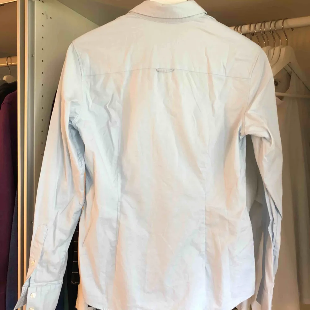 Säljer min Gant skjorta eftersom att det inte kommer till användning.  Köpte den på Gant affären på Frölunda Torg för ca 2-3 år sedan för 1000kr. den är använd max 3 gånger, priset kan diskuteras, kan mötas upp i Göteborg annars får köper stå för frakten.. Skjortor.