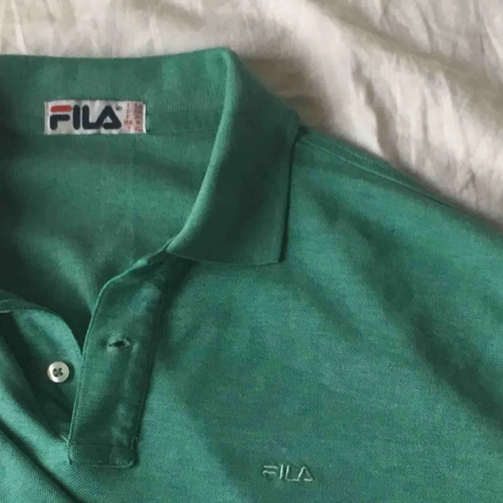 asball vintage croppad piké från FILA, typ turkos/grön. fint skick och skönt material :) möter upp i göteborg eller så betalar köparen frakt. puss<3. T-shirts.