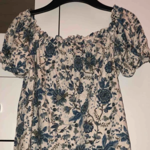  - Supersöt offshoulder tröja, frakt tillkommer!!