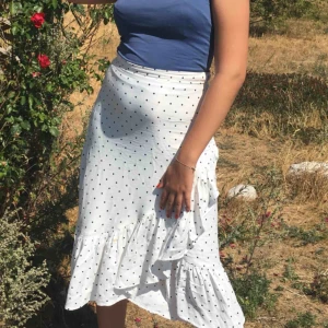  - Det är ärligt talat med sorg som jag säljer min favoritkjol från H&M, men det var dags att erkänna att den faktiskt blivit för liten. En flexibel kjol  som passar likväl på en  stranddag som sommarfesten.Kjolen blir din för 100 spänn, frakt tillkommer!!