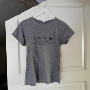  - Basic T-shirt i skönt material i storlek S. 