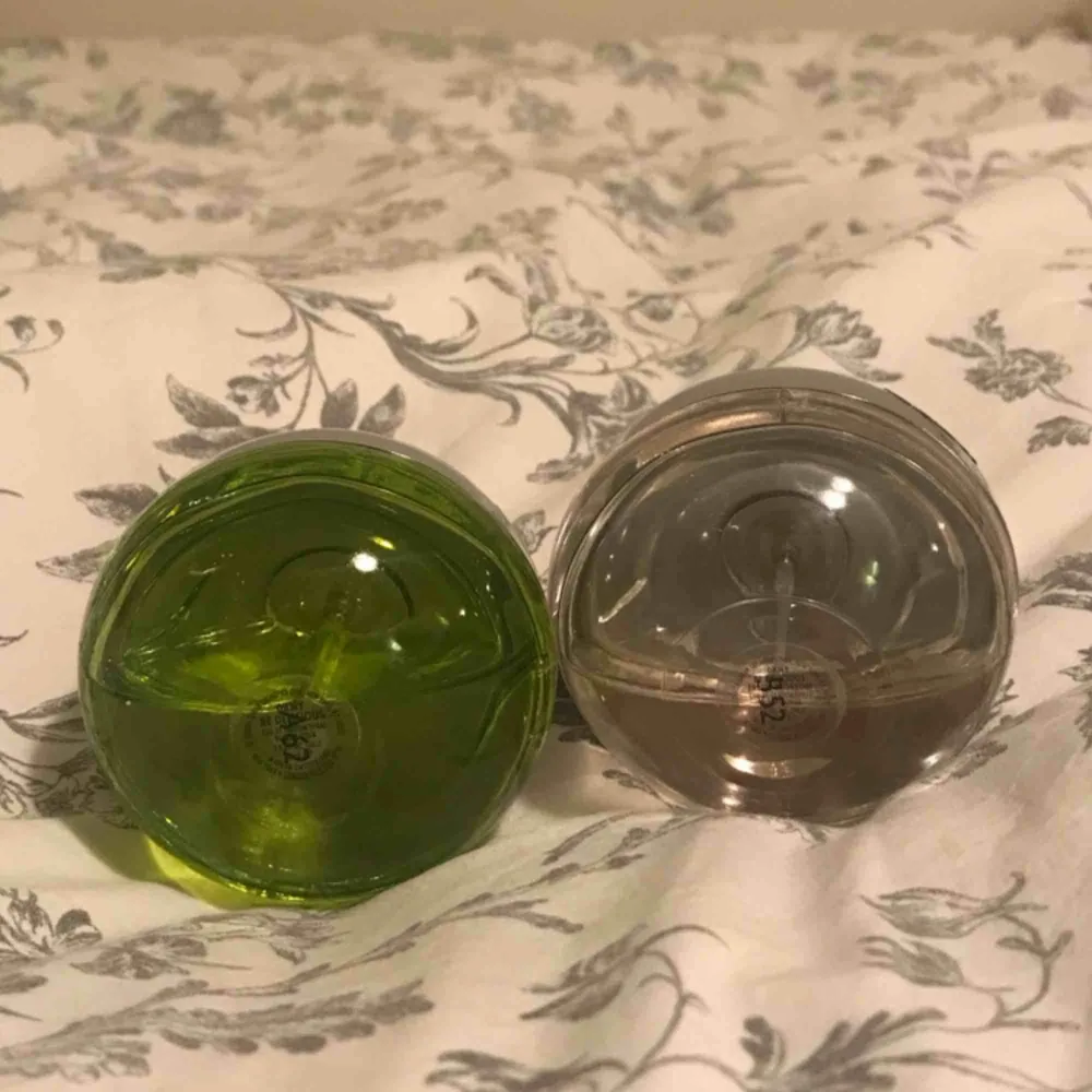 Två parfymer från DKNY i serien Be Delicious. Självklart äkta men tyvärr inte längre min doft men lite mer än hälften kvar i flaskorna (se bild 3). Möts upp i stockholm eller fraktar mot köparens bekostnad (38kr). Övrigt.