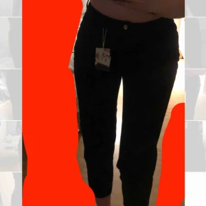  - Helt oanvända momjeans från Zara inköpta hösten 2018. Säljs pga för korta i benen men i övrigt supersnygga. Hör av er vid intresse!