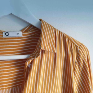  - Randig senapsgul skjorta från Cubus. Nyskick men använder inte den, därför hoppas att den hittar nytt (bättre) hem :) 