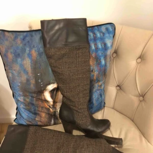  - Stövlar, jakt inspirerade. Ifrån novita.  