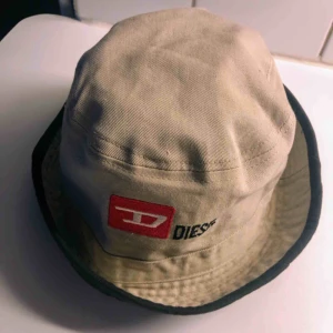  - Diesel Bucket hat i bra skick. Från 90-talet. Vuxen storlek. Kan hämtas i Uppsala eller skickas mot fraktkostnad. Vändbar