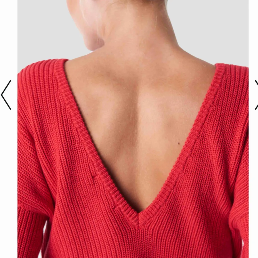 Säljer min fiiina röda stickade tröja från nakd men öppen rygg🤩. Nypris 300 kr. Köparen står för frakt. Stickat.