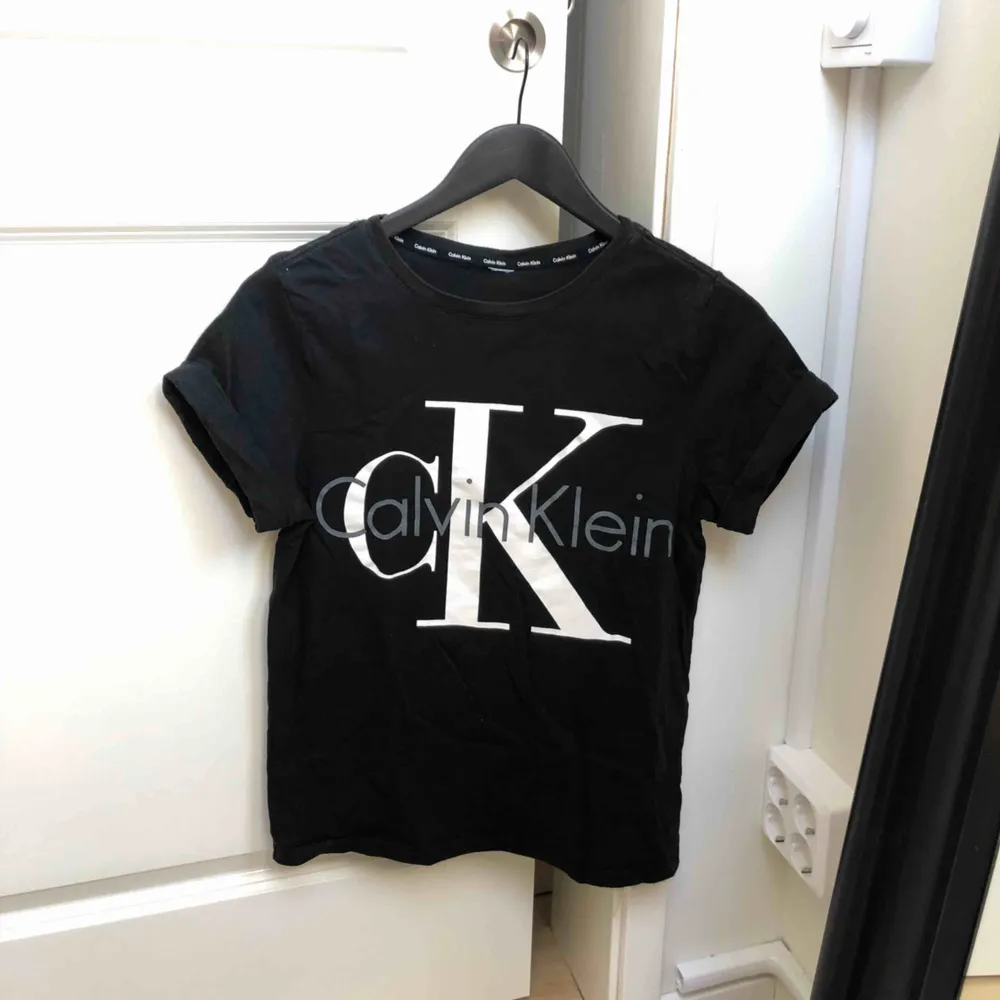Calvin Klein t-shirt i stl S! Passar XS-S. Frakt tillkommer! . T-shirts.