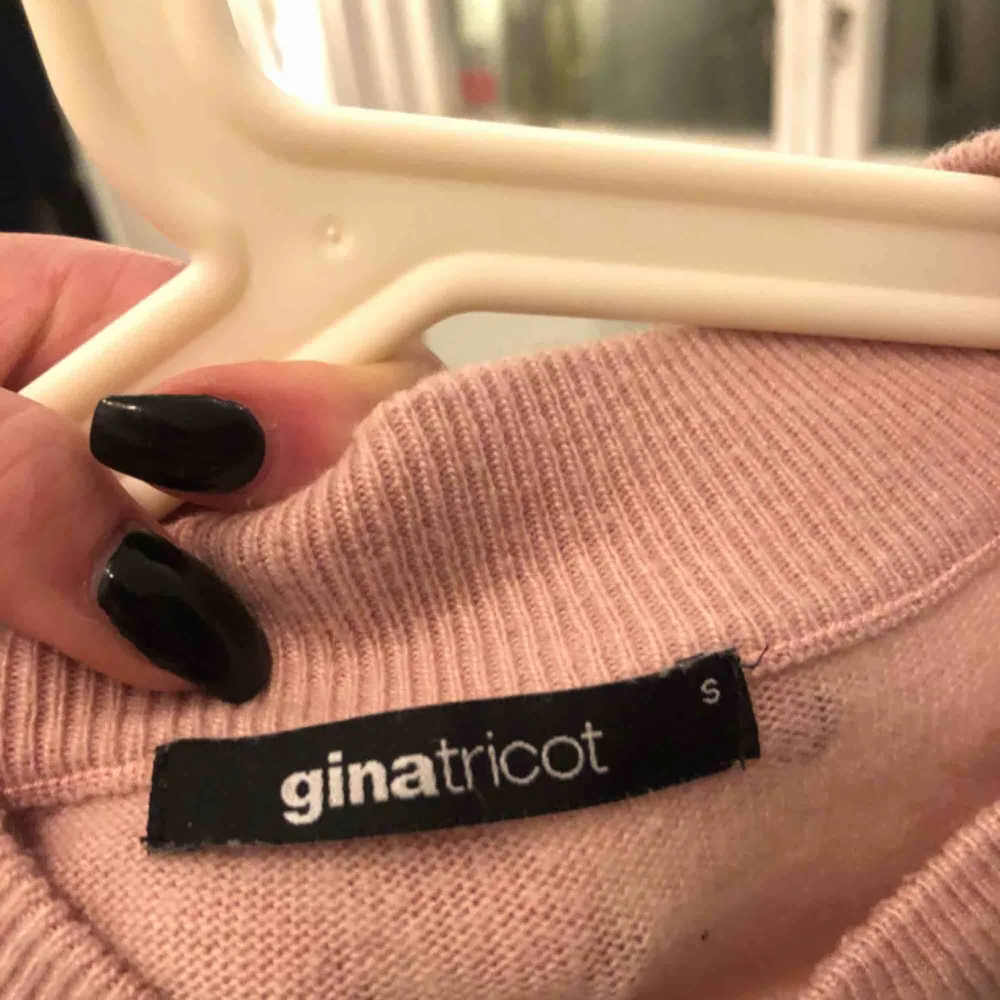 En snygg, ljusrosa tröja ifrån Gina! Knappt använd. Säljer pga för lite användning 💓 Frakt tillkommer eller möter upp i Karlstad 📍💵 . Tröjor & Koftor.