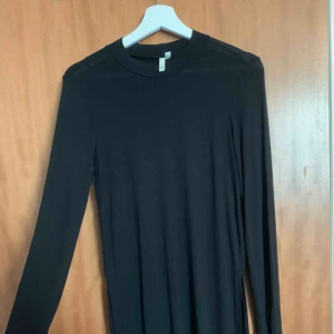  - Tröja i storlek S ifrån Nelly. slits på båda sidorna! Använd fåtal gånger! Säljer den för 100kr