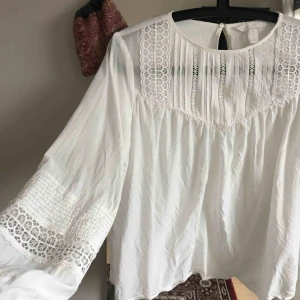  - Bohemisk blus med fina detaljer i perfekt skick. 