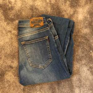 Jeans från Crocker i jeansblå färg. Hög midja och bra passform. Avklippta nedtill, därför lite kortare än vad de ska vara, men passar mig som är 168 cm. 