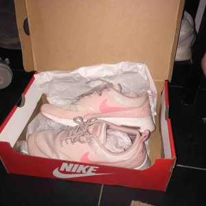  - Nike air max thea, nypris ca 1000kr , endast använda någon gång och ser helt nya ut. Säljer de pga att jag ej använder dem 